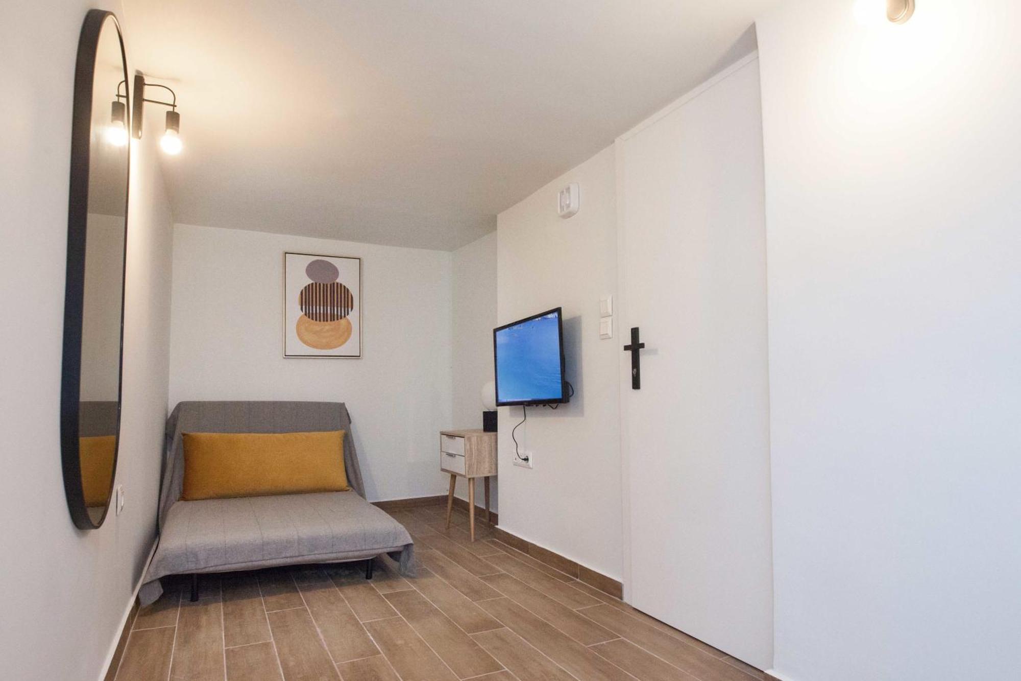 Appartement Cozy 1 Bd Basement Apt In Pagrati With Backyard