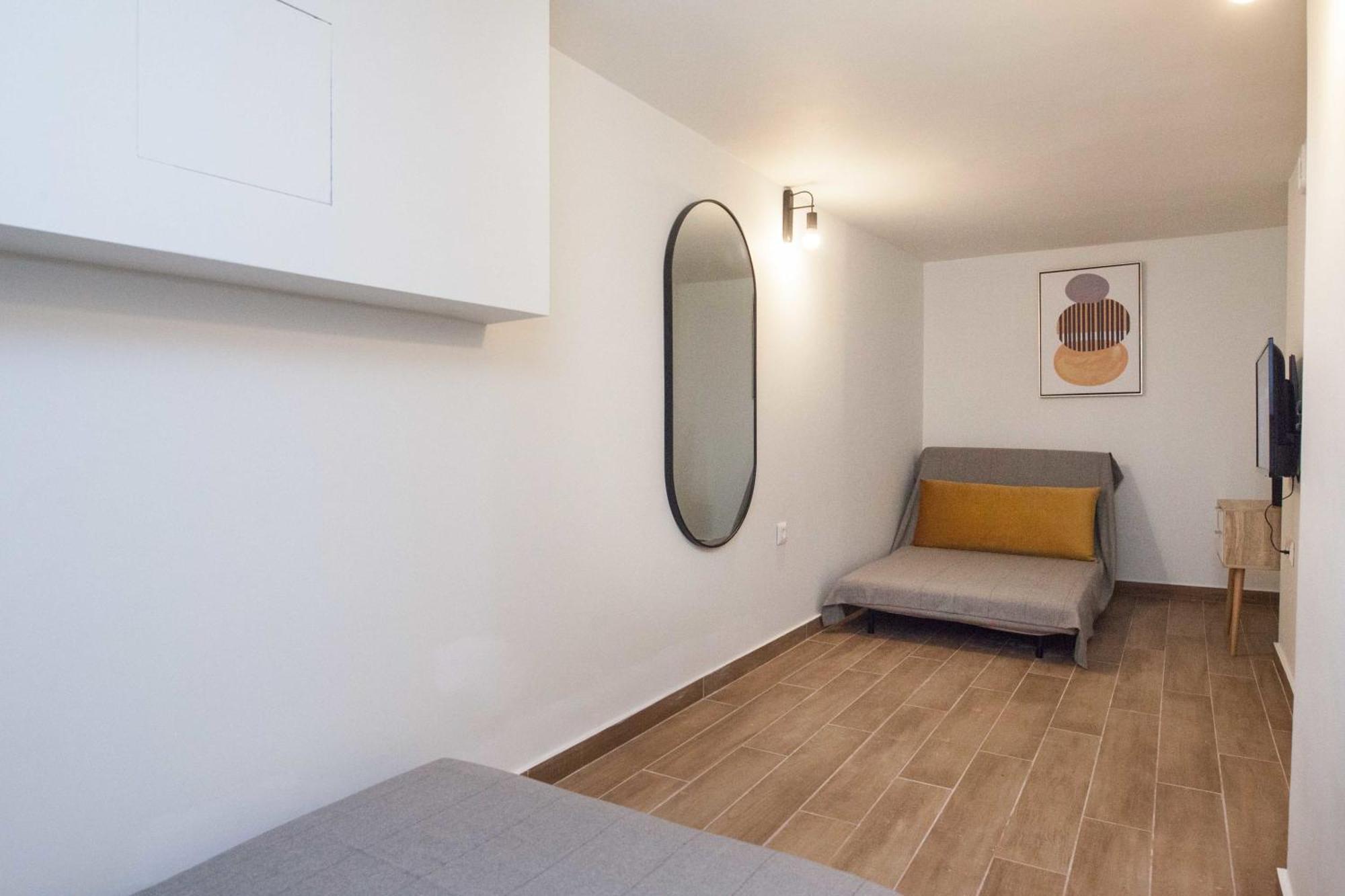 Cozy 1 Bd Basement Apt In Pagrati With Backyard