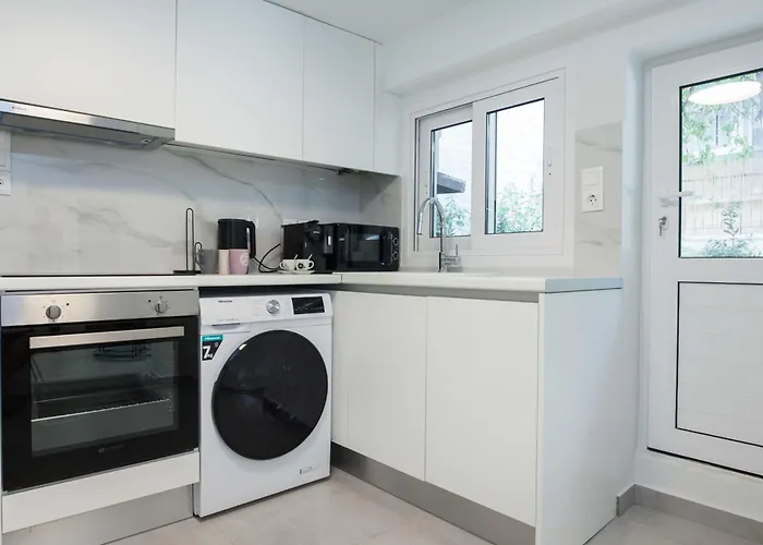 Cozy 1 Bd Basement Apt In Pagrati With Backyard