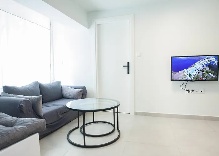 Cozy 1 Bd Basement Apt In Pagrati With Backyard