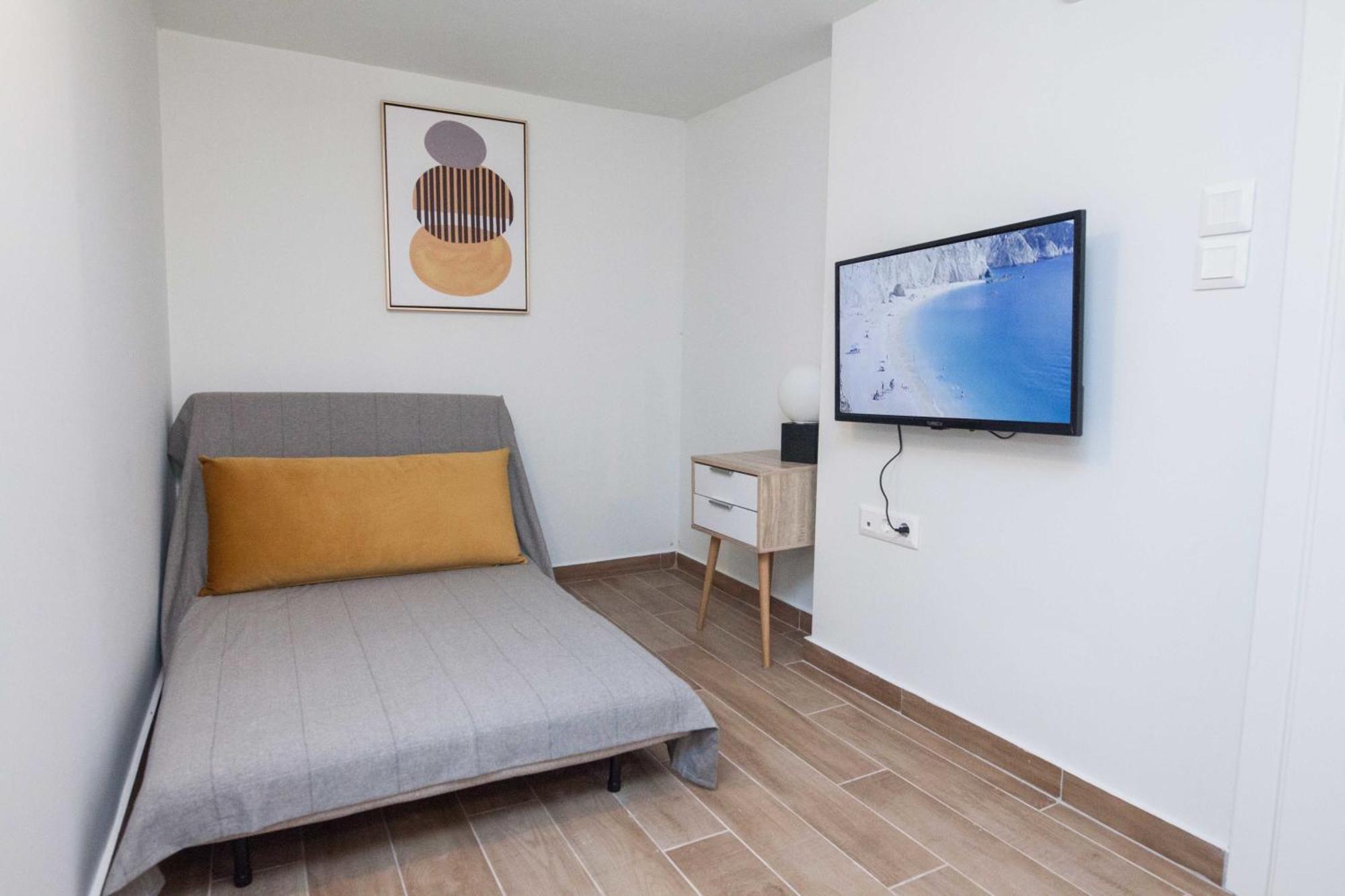 Cozy 1 Bd Basement Apt In Pagrati With Backyard *